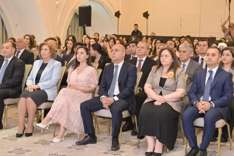 Leyla Əliyeva məzun günündə - Fotolar