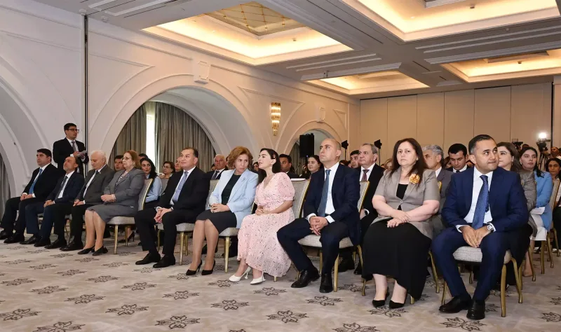 Leyla Əliyeva məzun günündə - Fotolar