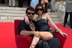 Can Yaman qırmızı xalıda sevgilisi ilə