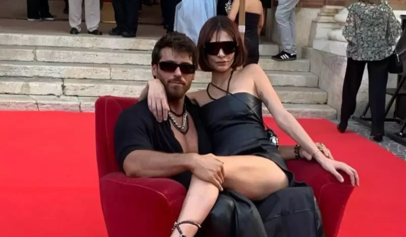 Can Yaman qırmızı xalıda sevgilisi ilə