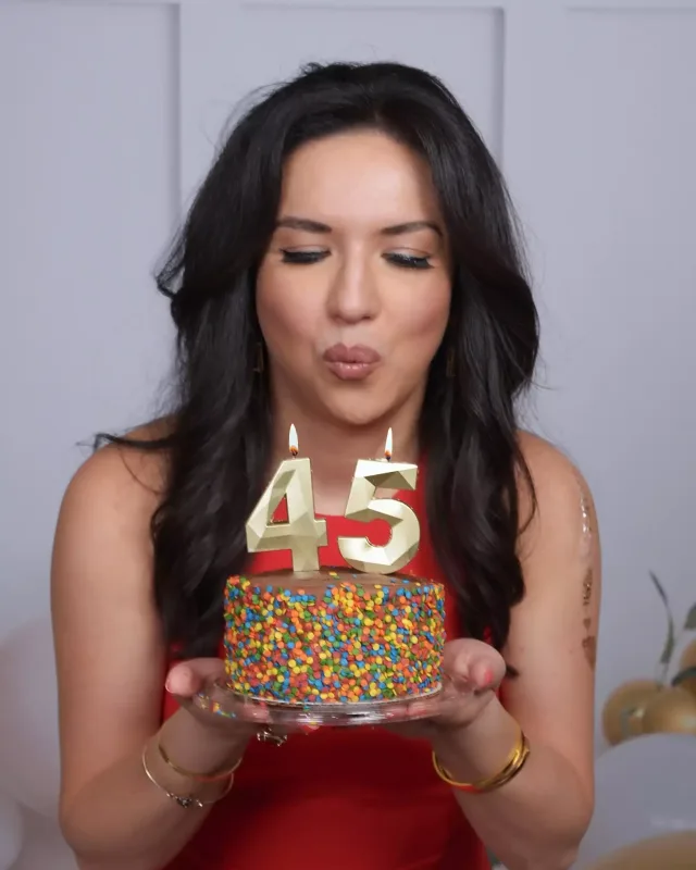 Şeyla 45 yaşını qeyd etdi