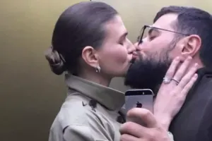 Navai onunla sevgilidir