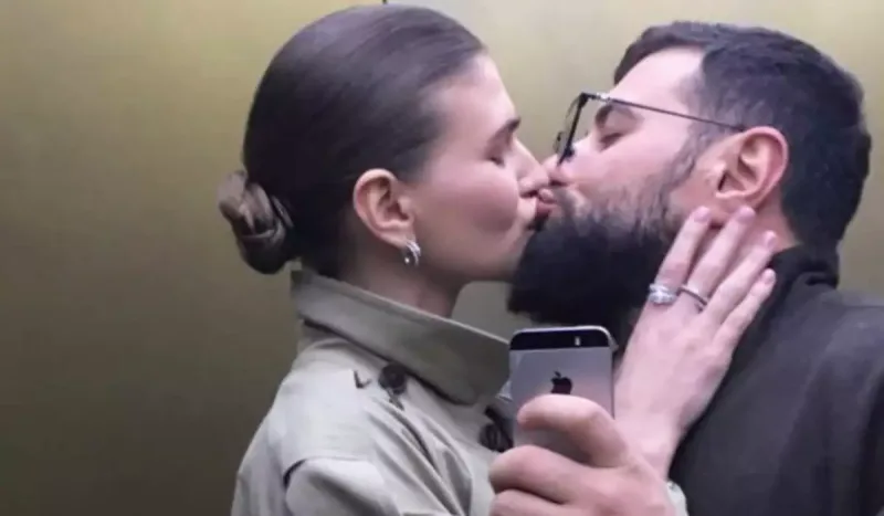 Navai onunla sevgilidir