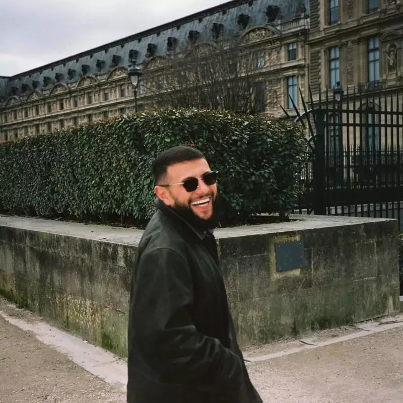 Navai onunla sevgilidir