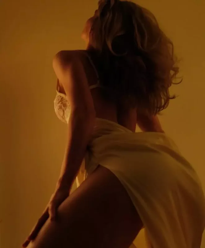 Navai onunla sevgilidir