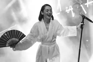 Səhnəyə hamam xalatında çıxdı