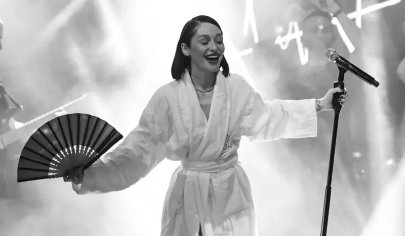 Səhnəyə hamam xalatında çıxdı