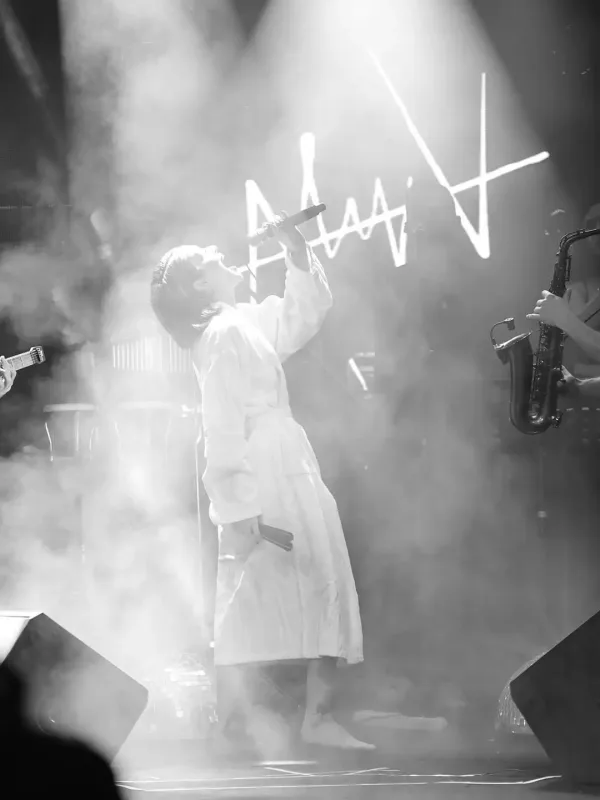 Səhnəyə hamam xalatında çıxdı