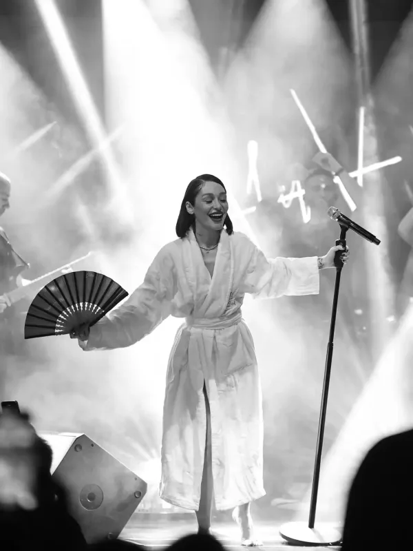 Səhnəyə hamam xalatında çıxdı