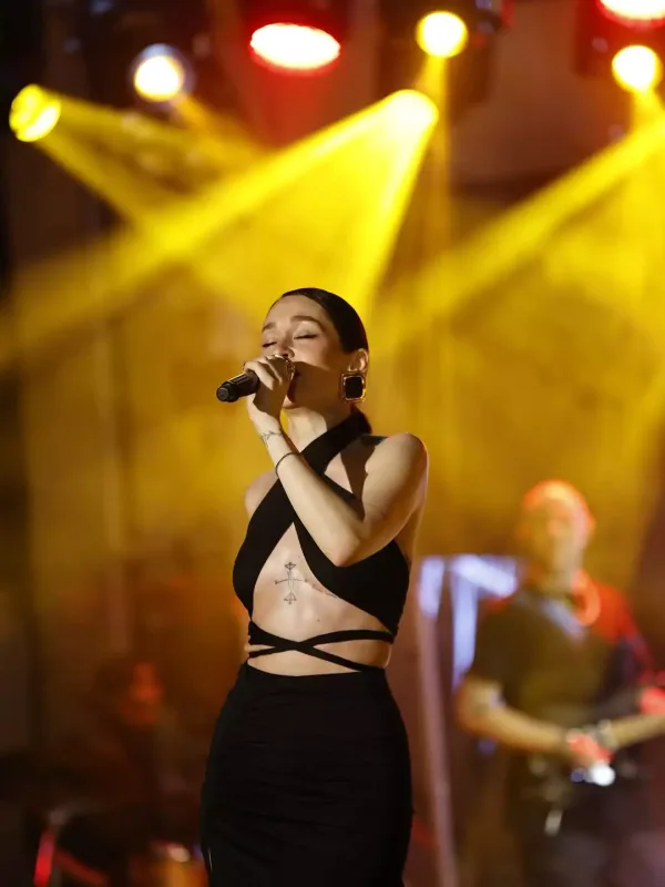 Səhnəyə hamam xalatında çıxdı