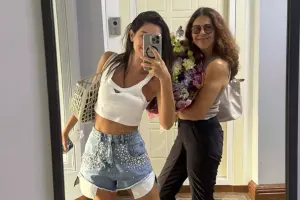 Nəsrin Bakıda anası ilə