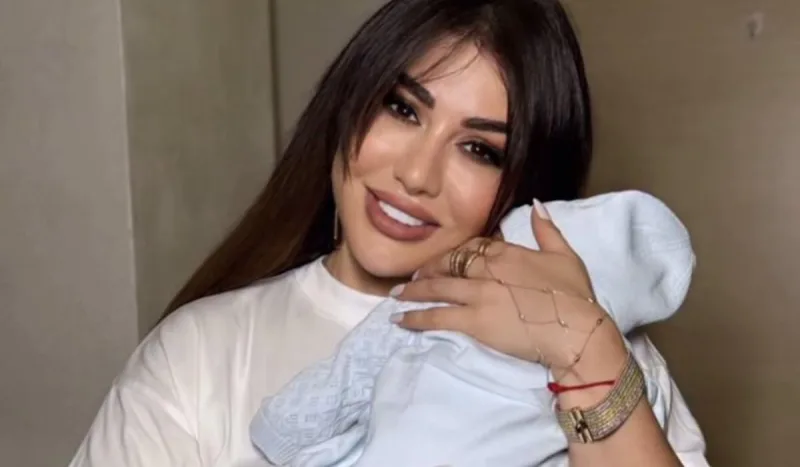 Fatimə yeni doğulan nəvəsi ilə