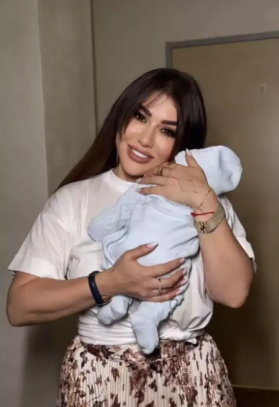 Fatimə yeni doğulan nəvəsi ilə