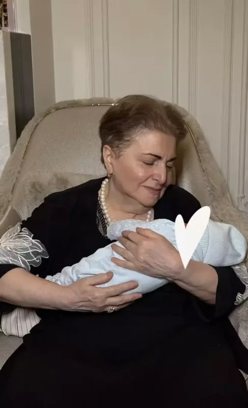 Fatimə yeni doğulan nəvəsi ilə