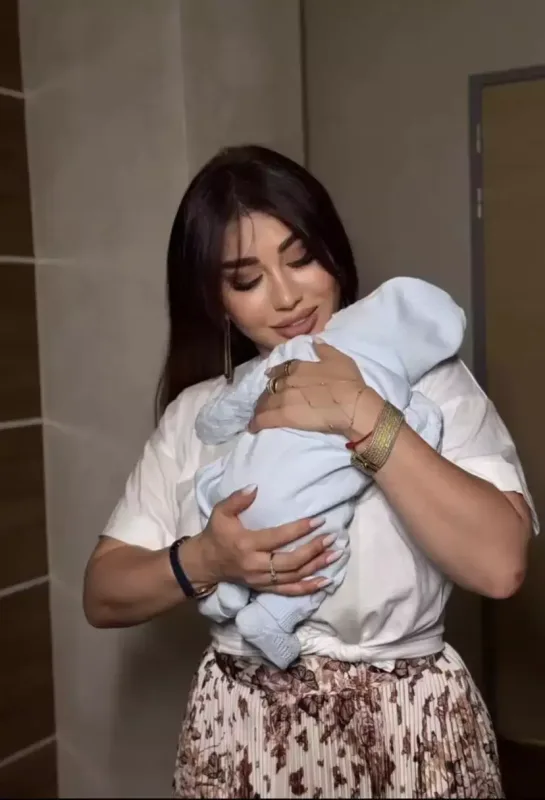 Fatimə yeni doğulan nəvəsi ilə