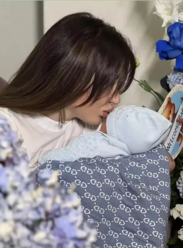 Fatimə yeni doğulan nəvəsi ilə