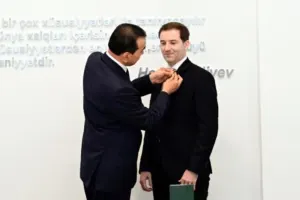 Əməkdar artist təltif edildi