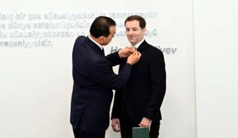 Əməkdar artist təltif edildi