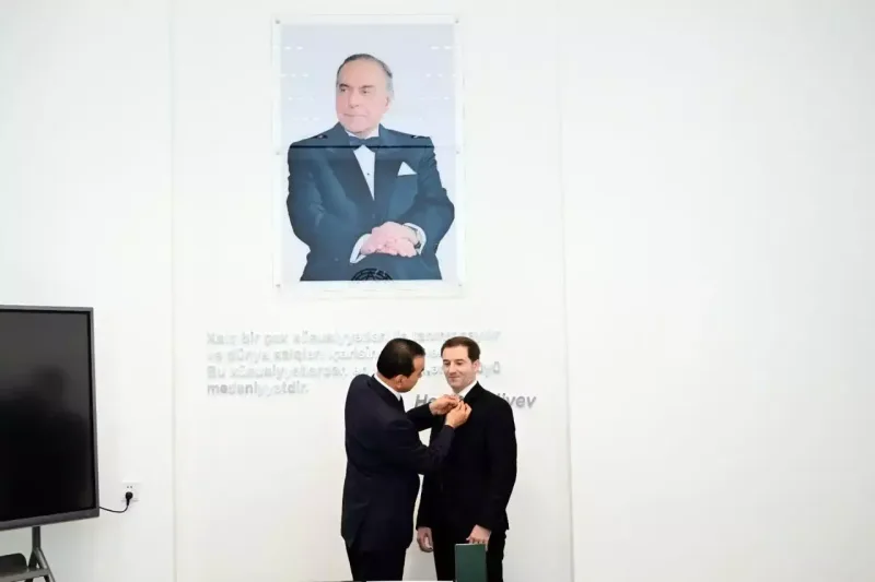 Əməkdar artist təltif edildi