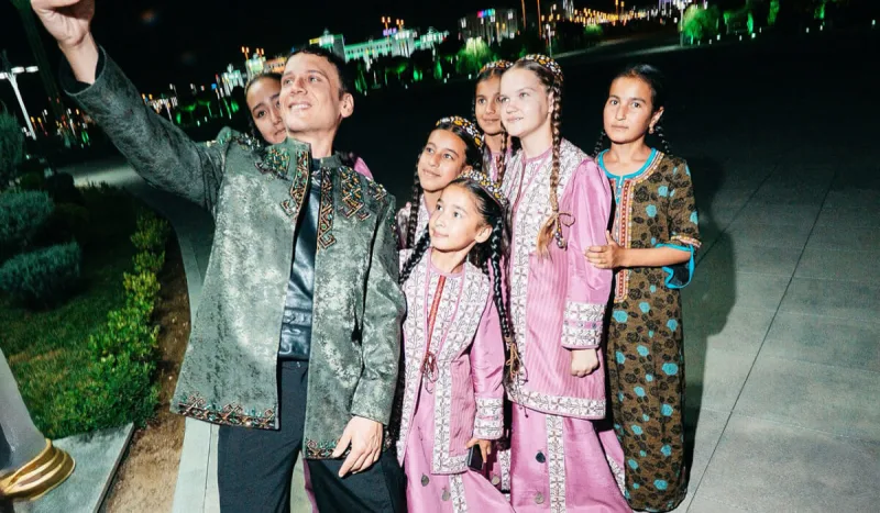 Edis Türkmənistanda konsert verdi