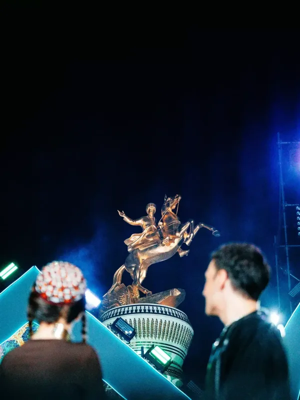 Edis Türkmənistanda konsert verdi