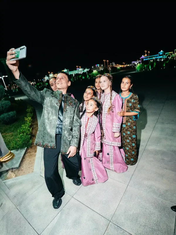 Edis Türkmənistanda konsert verdi