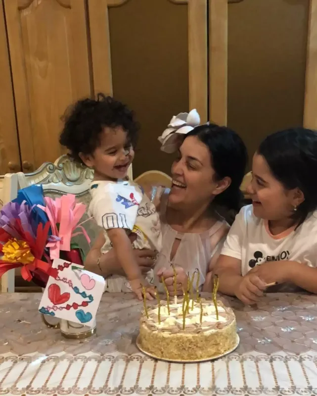 Elza ad gününü nəvələri ilə qeyd etdi