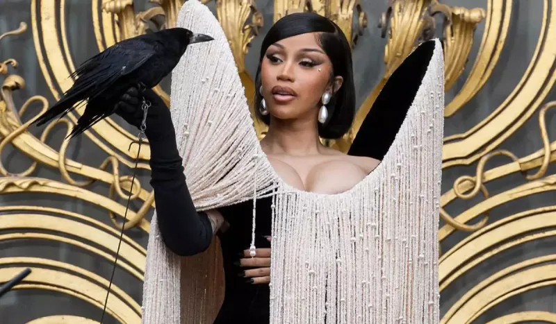 Dəfiləyə qarğa ilə getdi