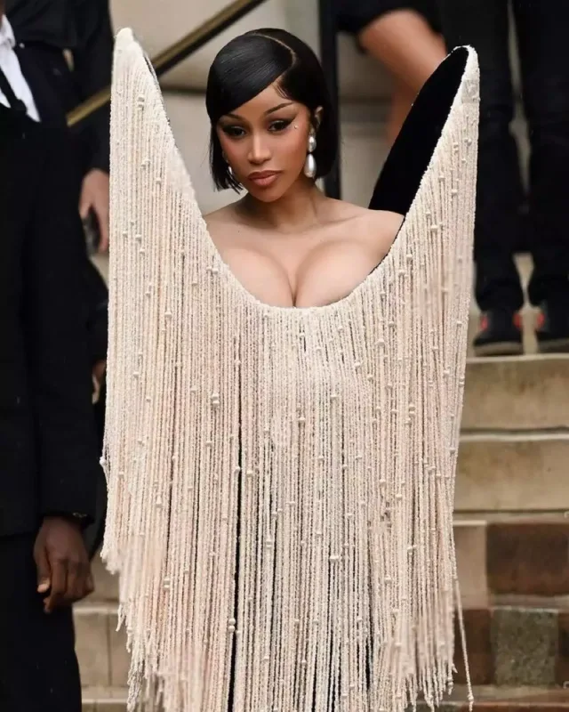 Dəfiləyə qarğa ilə getdi