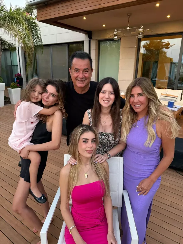 Acun keçmiş xanımı ilə