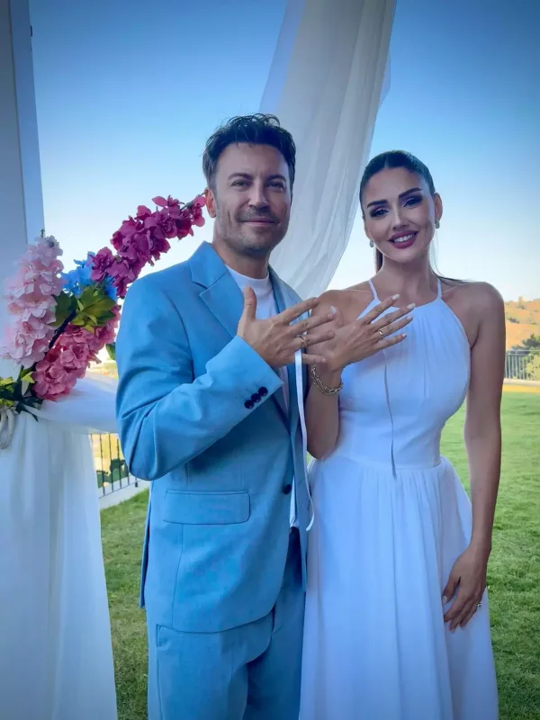 “Öyle bir geçer zaman ki”nin aktyoru nişanlandı