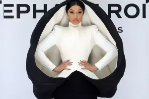 Kardi Bi dəfilədə yenə diqqət çəkdi