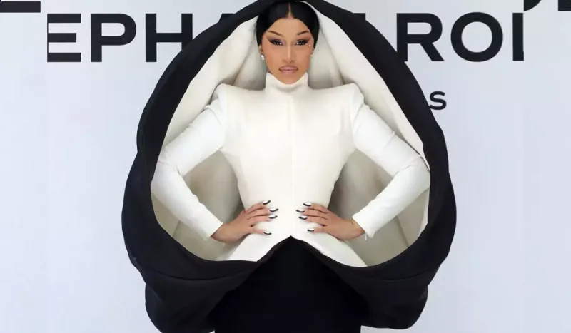 Kardi Bi dəfilədə yenə diqqət çəkdi