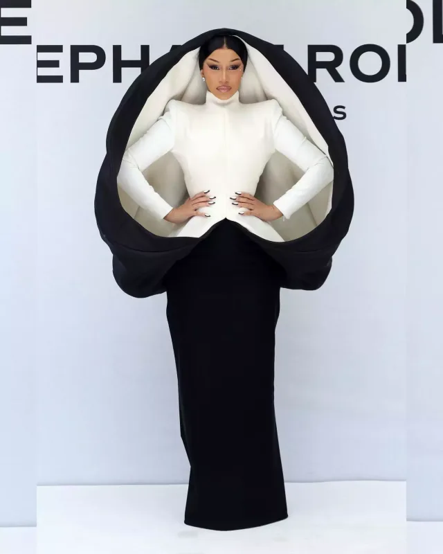 Kardi Bi dəfilədə yenə diqqət çəkdi