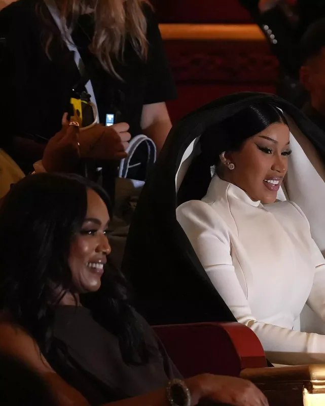 Kardi Bi dəfilədə yenə diqqət çəkdi