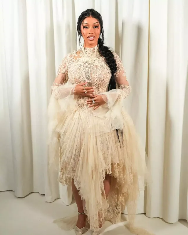 Kardi Bi dəfilədə yenə diqqət çəkdi