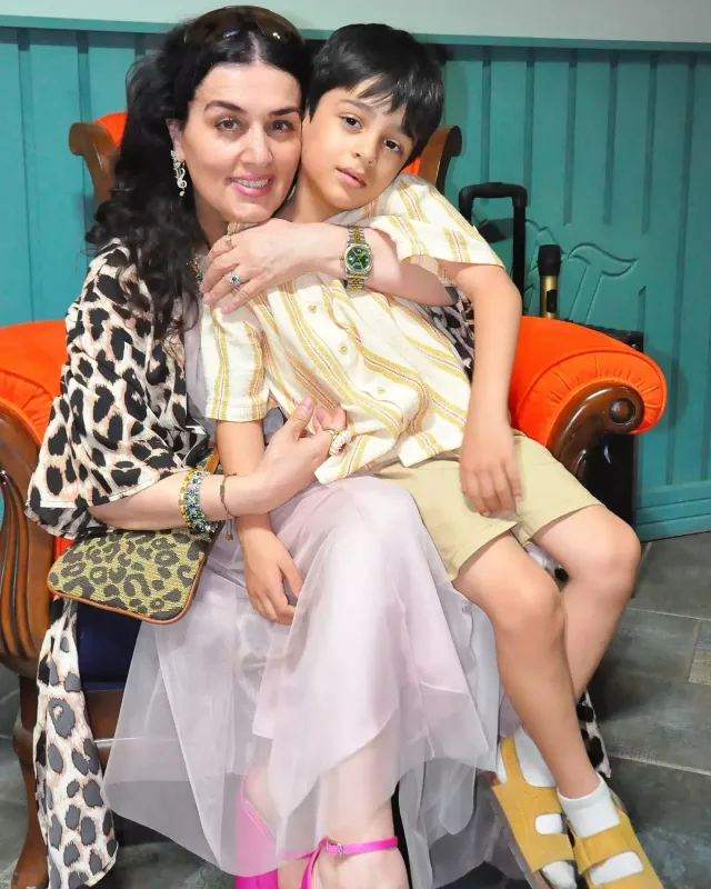 Elza qızı və nəvələri ilə