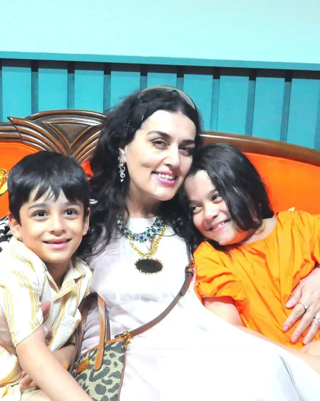 Elza qızı və nəvələri ilə