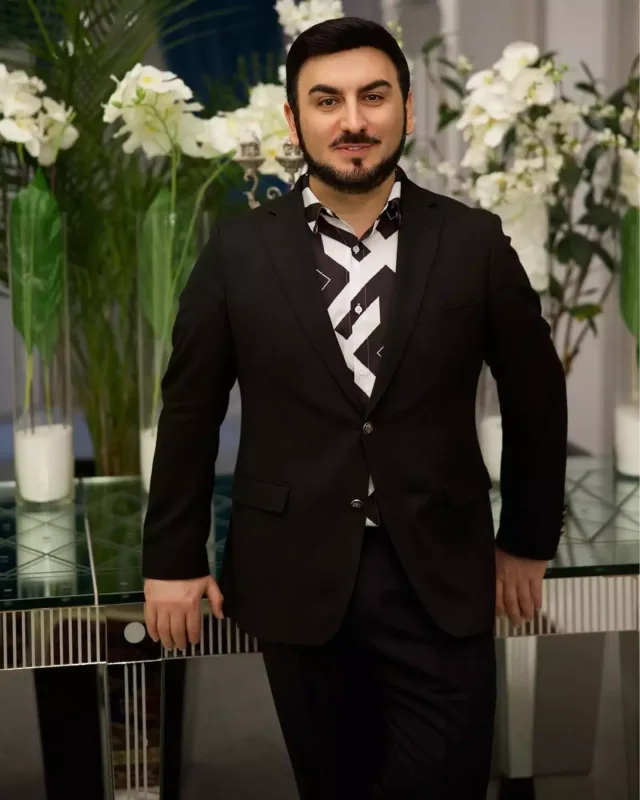 “Müəllimləri qızların arxasını çəkir”