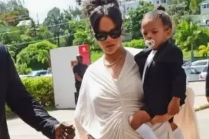 Rihanna atasının yas mərasimində