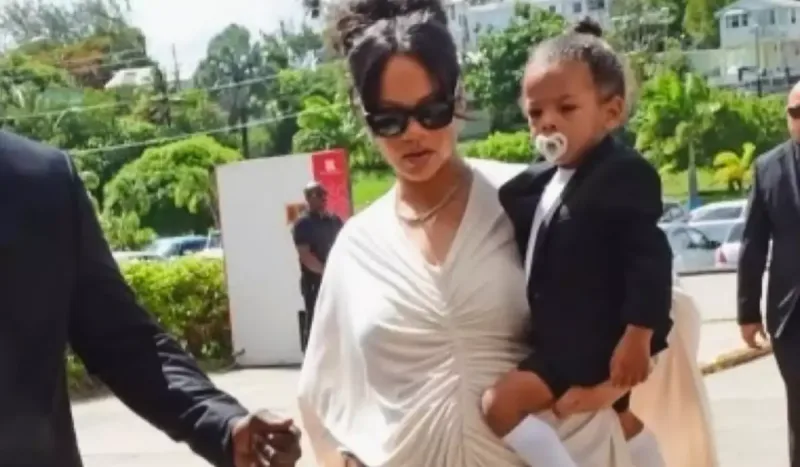 Rihanna atasının yas mərasimində