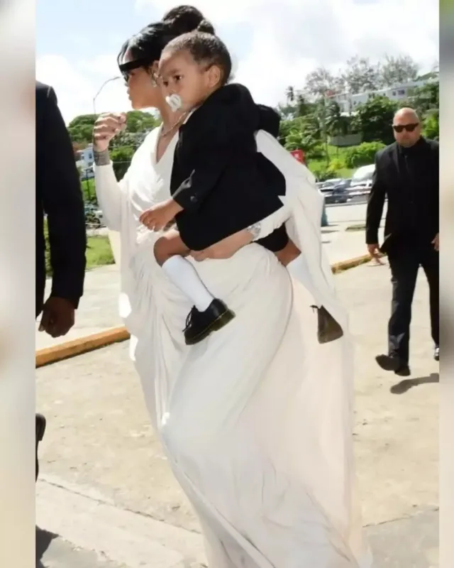 Rihanna atasının yas mərasimində