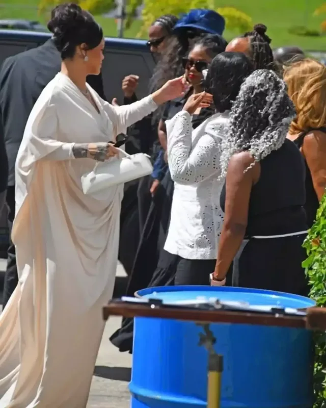 Rihanna atasının yas mərasimində