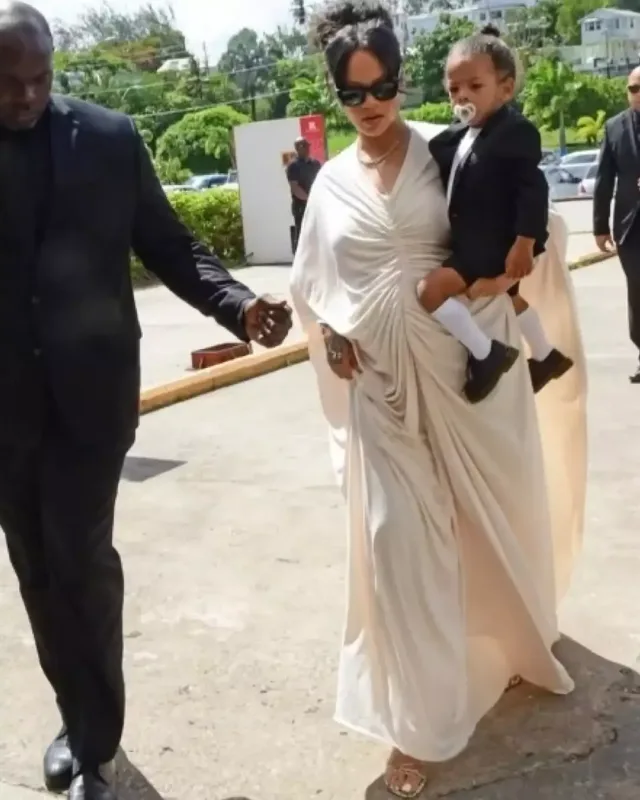 Rihanna atasının yas mərasimində