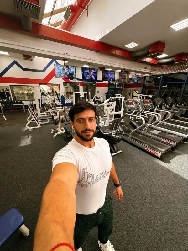 Abbasın idman zalında fotoları…