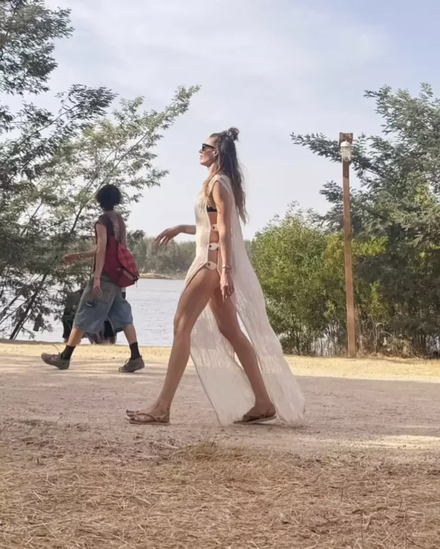 Sinem Kobal qızı ilə