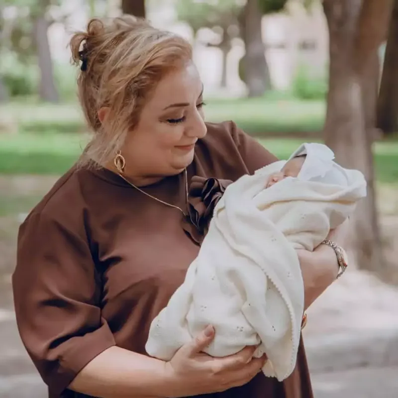 “Komedixana”nın aktrisası nənə oldu