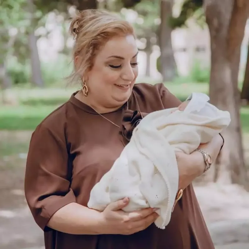 “Komedixana”nın aktrisası nənə oldu