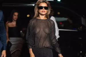 Transparan geyimi ilə diqqət çəkdi