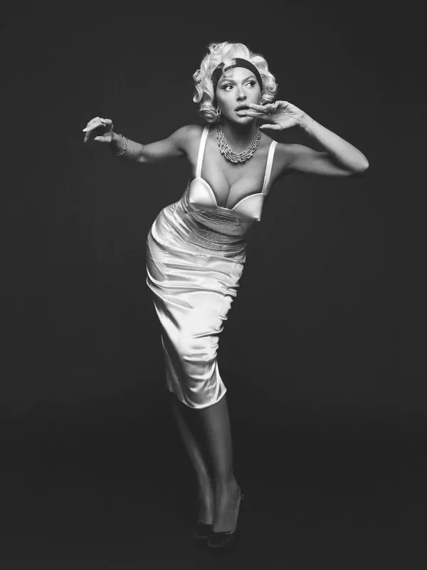 Gah sarışın, gah əsmər…